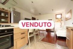 Bicamere con giardino e box doppio