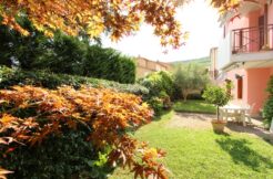 Bicamere con giardino privato e box