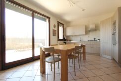 Villetta d’angolo con giardino privato e box doppio