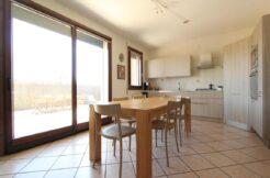 Villetta d’angolo con giardino privato e box doppio