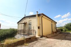 Appartamento con terreno e autorimesse