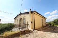 Appartamento con terreno e autorimesse