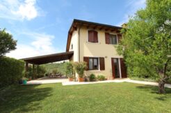 VILLA A SCHIERA D’ANGOLO A TREZZOLANO